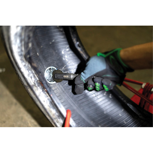 Outil robuste de roulage pour r&eacute;paration de pneus avec roulette &agrave; patch en acier Canadian Safety Group Inc.