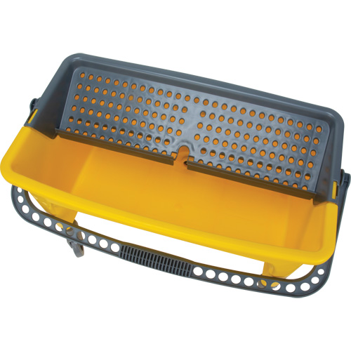Seau et essoreuse pour vadrouille en microfibres, Passoire, 11 gal. US (44 pintes), Jaune Canadian Safety Group Inc.