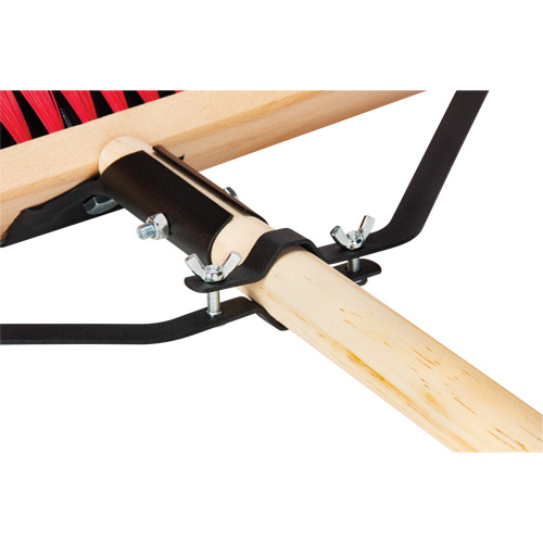 Balai-brosse &agrave; manche renforc&eacute;, 18", Moyen, Soies PVC Canadian Safety Group Inc.