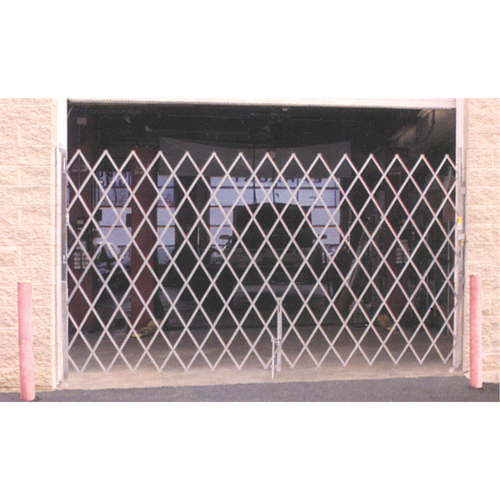 Barri&egrave;res de s&eacute;curit&eacute; galvanis&eacute;es repliables, Repliable simple fixe, 4' lo x 6' h d&eacute;ploy&eacute; Canadian Safety Group Inc.