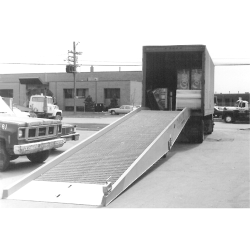 Rampe de chargement mobile, 25000 lb Capacit&eacute;, 84" la x 30' lo Canadian Safety Group Inc.