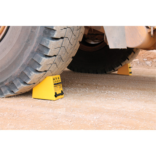 Cale de roue ultra-robuste pour l'exploitation mini&egrave;re Checkers Safety, PEHD, Jaune, 14-1/2" la x 17-1/2" p x 16" h Canadian Safety Group Inc.