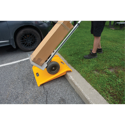 Rampe de trottoir portable en poly pour diable, Capacit&eacute; de 1000 lb, 27" la x 27" lo Canadian Safety Group Inc.