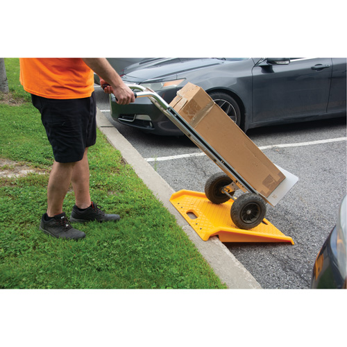 Rampe de trottoir portable en poly pour diable, Capacit&eacute; de 1000 lb, 27" la x 27" lo Canadian Safety Group Inc.
