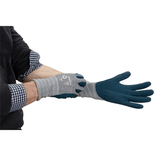 Gants &eacute;cologiques enduits et l&eacute;gers, 10, R&ecirc;vetement Mousse de nitrile, Calibre 15, Enveloppe en Polyester/rPET Canadian Safety Group Inc.
