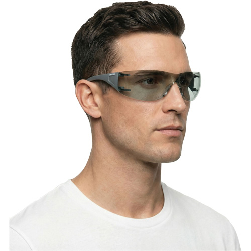 Lunettes de s&eacute;curit&eacute; Adapt Lite, Lentille Int&eacute;rieur/ext&eacute;rieur, Antibu&eacute;e/Anti-&eacute;gratignures, ANSI Z87+/R&eacute;pond ou surpasse la norme CSA Z94.3 Canadian Safety Group Inc.