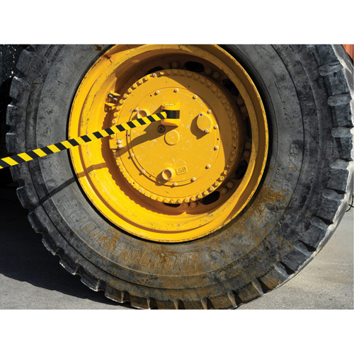 Syst&egrave;me de barri&egrave;re de s&eacute;curit&eacute; HAZLOK, Plastique, Fixation magn&eacute;tique, 30', Ruban Noir et jaune Canadian Safety Group Inc.
