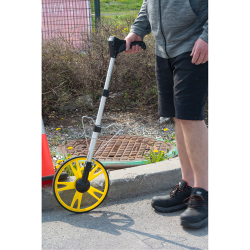 Roue d'arpentage num&eacute;rique, 12,5"/31,8 cm, Gamme de 99999,9 m, Pieds/m&egrave;tres Canadian Safety Group Inc.