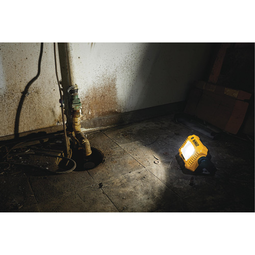 Lampe d'&eacute;clairage direct compact 12V/20V Max, DEL, 2000 Lumens Canadian Safety Group Inc.