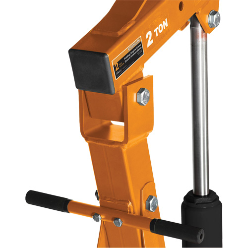 Grue escamotable pour moteur — Strongarm Canadian Safety Group Inc.