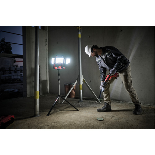 Lampe de travail &agrave; DEL professionnelle &agrave; panneaux pliants lumens sans fil 18V sur tr&eacute;pied, DEL, 3600 lumens Canadian Safety Group Inc.