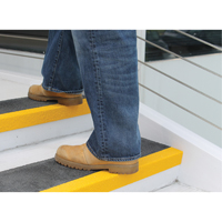 Rebords de marches antid&eacute;rapants Safestep, 13,5" la x 32" lo, Noir & jaune Canadian Safety Group Inc.