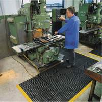 Tapis antifatigue &agrave; imbrication Cushion-Ease 550, &agrave; fentes, 3' x 3' x 3/4", Noir, Caoutchouc Canadian Safety Group Inc.