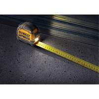 Ruban &agrave; mesurer TOUGHSERIES &agrave; lampe, 26'/8 m, Marques de goujon Imp&eacute;rial & m&eacute;trique Canadian Safety Group Inc.